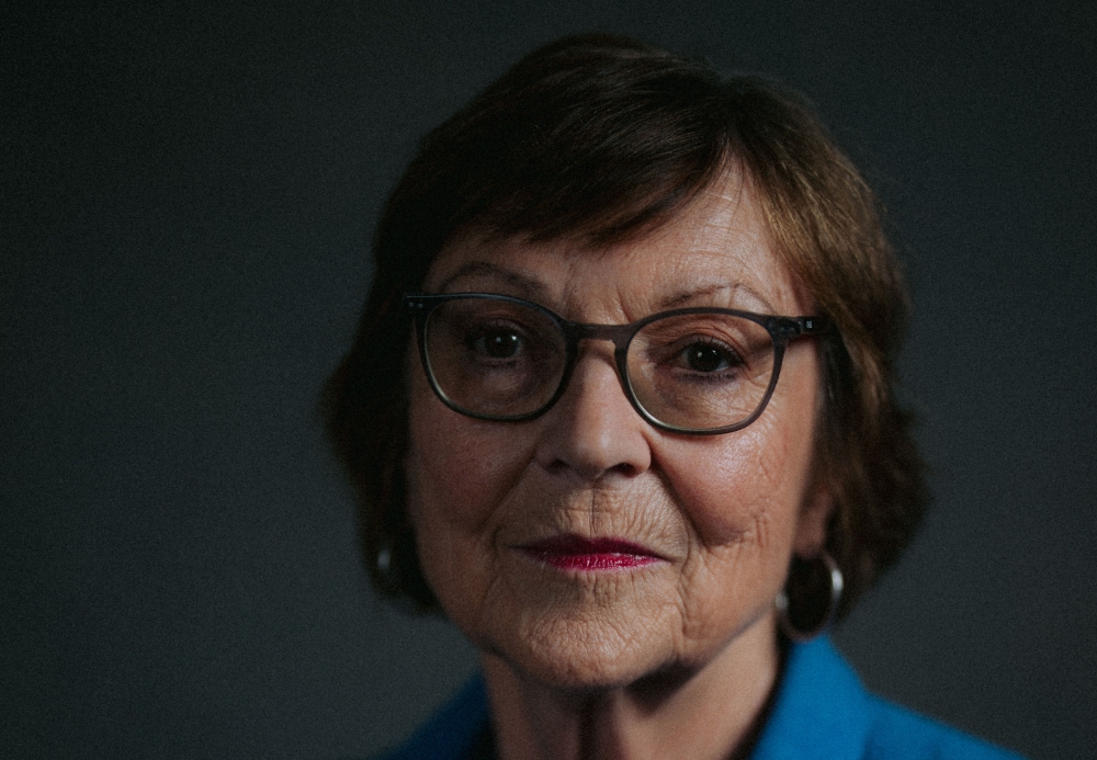 Seniorin blickt in die Kamera.